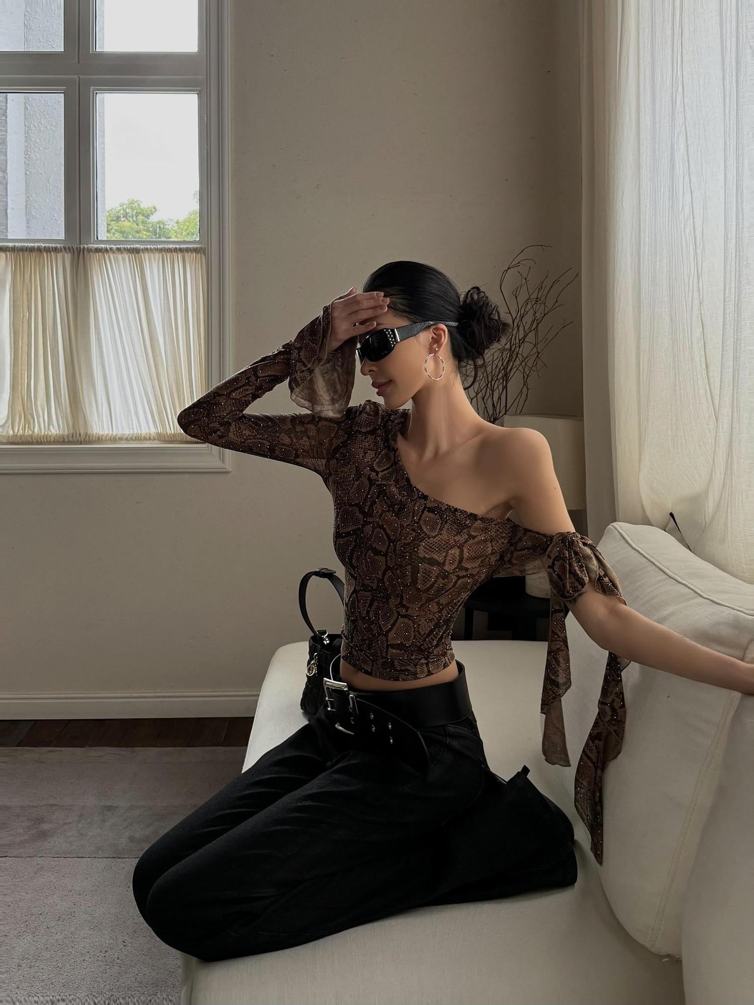 ZERO Rhinestone Mesh Snake Print Slim Asymmetric Neck Stretch Long Sleeve Crop Tops