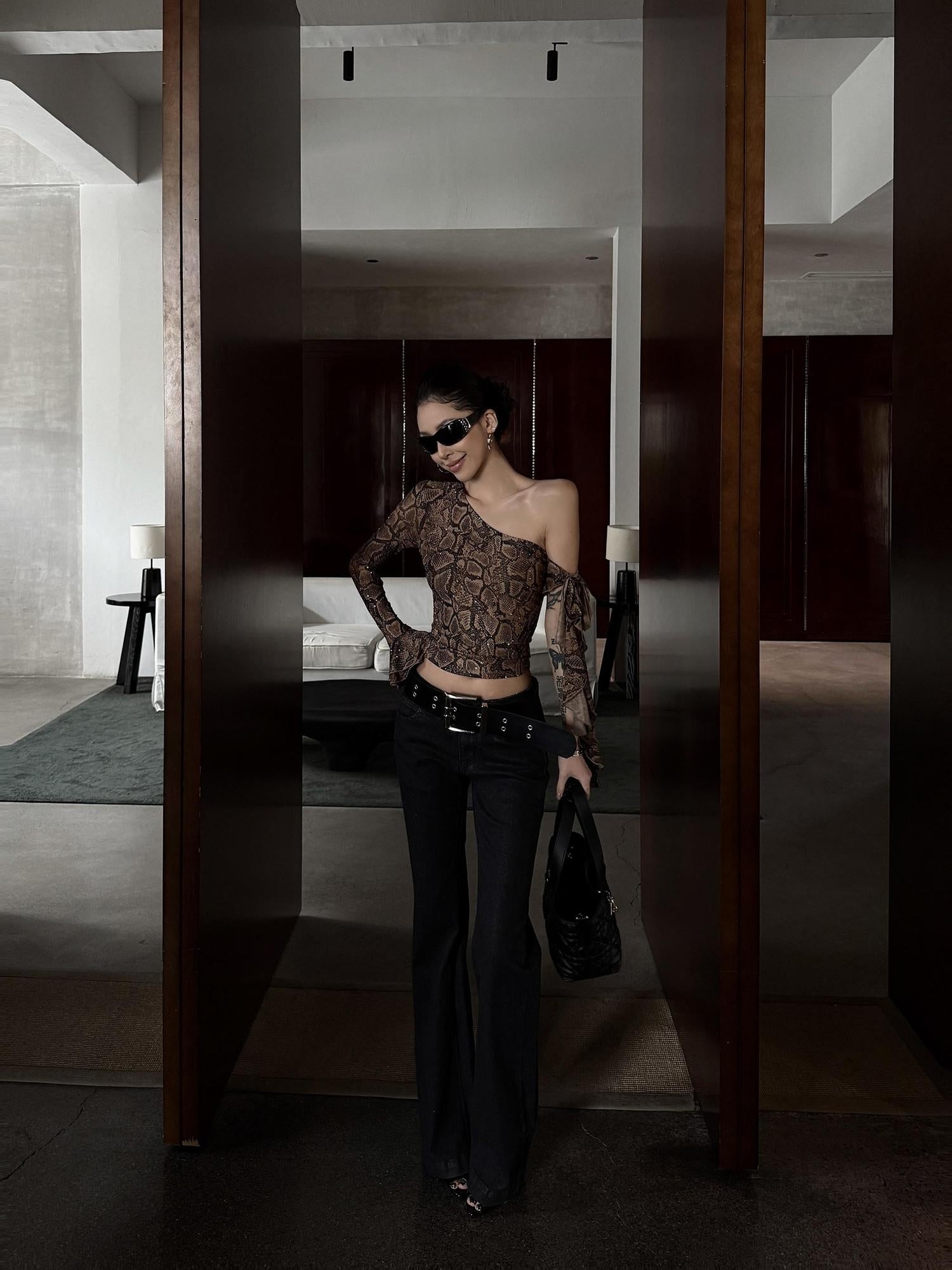 ZERO Rhinestone Mesh Snake Print Slim Asymmetric Neck Stretch Long Sleeve Crop Tops