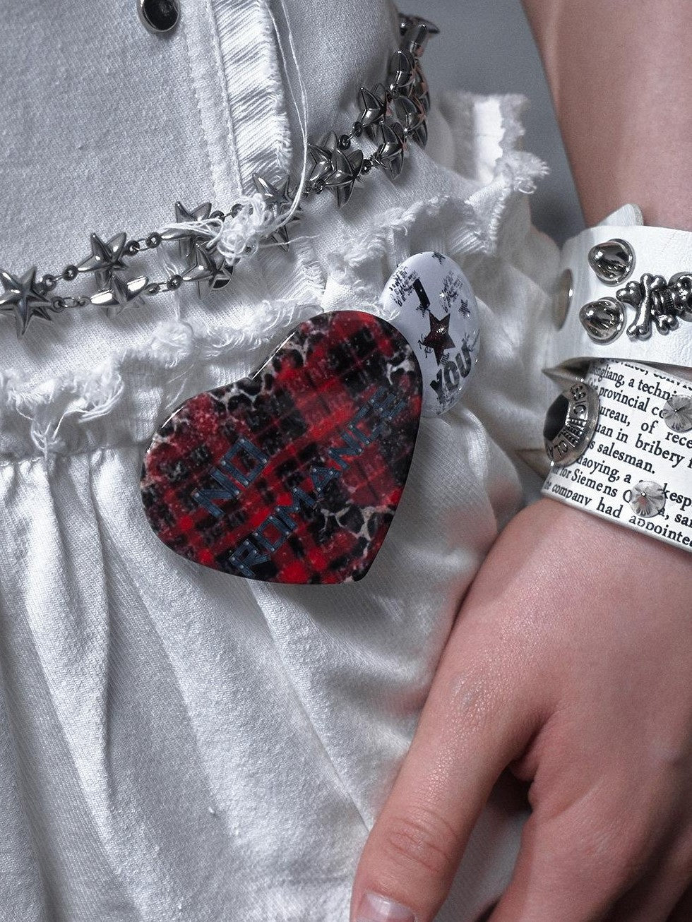NO ROMANCE Unique Edgy Punk Rock Distressed Badge Women'S Metal Statement Brooches